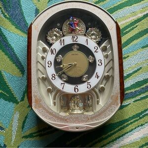 Seiko Melodies in Motion Collectors Wall Clock Christmas Songs Home Decor